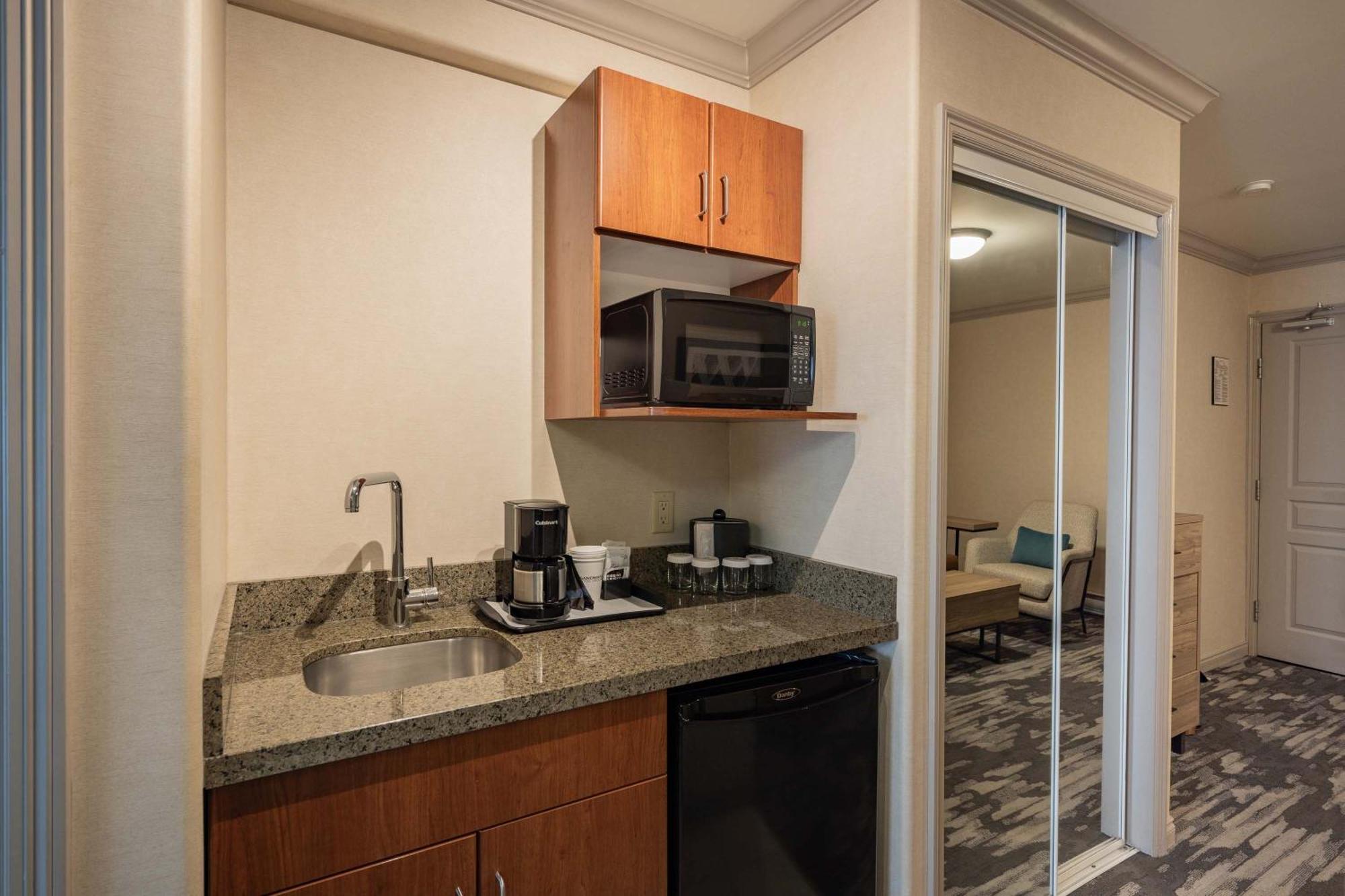 Sandman Hotel & Suites Winnipeg Airport Exterior photo